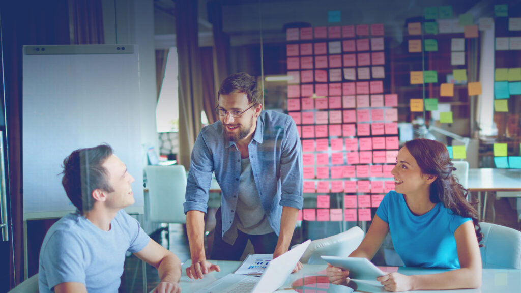 o que são indicadores de desempenho - pessoas em uma sala de reuniões debatendo dados e métricas da empresa para criar novas estratégias