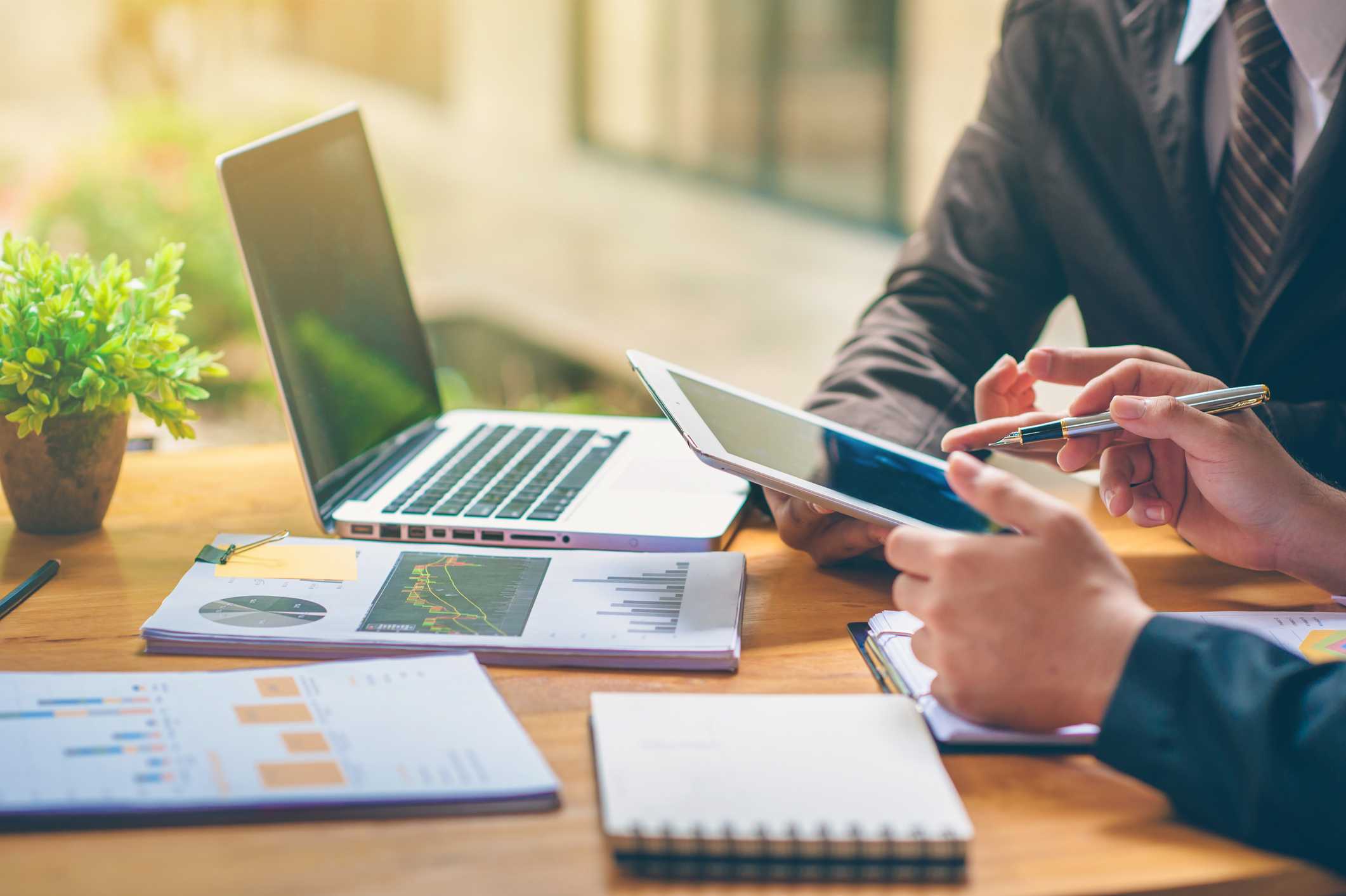 gestão em tempo real - pessoas avaliando dados gerados a partir de tecnologias de gestão em tempo real