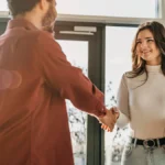 relacionamento com o cliente - vendedor e consumidor dando aperto de mão sorridentes