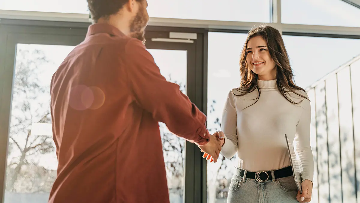 relacionamento com o cliente - vendedor e consumidor dando aperto de mão sorridentes