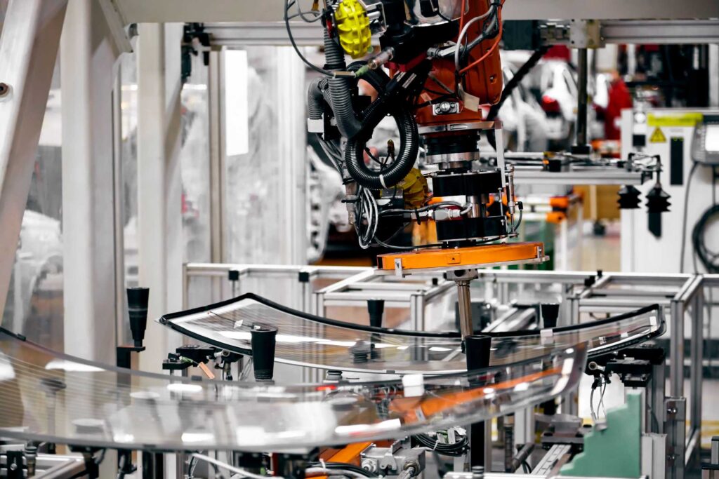 produção terceirizada - ambiente fabril com máquinas trabalhando na produção de peças