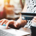 Vendas em marketplaces - pessoa comprando pela internet