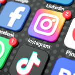 redes sociais para indústrias - imagem dos ícones de redes sociais em um celular