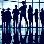competitividade empresarial - ambiente escuro onde podemos ver a silhueta de uma equipe de funcionários de uma empresa