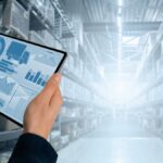 rastreabilidade - homem segurando tablet verificando dados dentro de um estoque