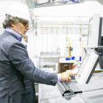 gestão na indústria metal mecânica - chefe de produção verificando máquina