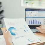 redução de custos - pessoa avaliando gráficos e resultados