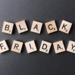 black friday - imagem de uma superfície preta e sobre ela peças quadradas de madeira que contém letras formando a palavra black friday
