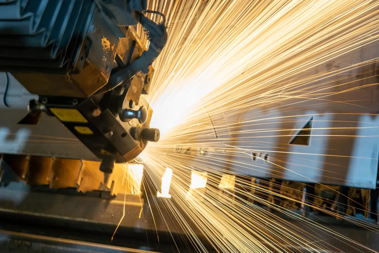 tendências para o setor metal mecânico - máquina de uma indústria metalúrgica gerando faíscas que iluminam a imagem