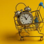 time to market - imagem de um relógio com despertador analógico dentro de um carrinho de compras