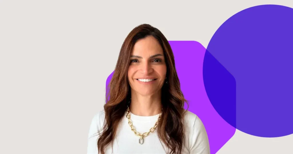 Katia Ortiz na Cyncly - Imagem frontal da Katia e ao fundo formas coloridas que representam a marca Cyncly