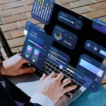 reforma tributária - pessoa usando notebook e da tela saem gráficos com dados fiscais e tributários
