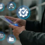 melhor ERP para indústria - pessoa utilizando sistema de gestão em um tablet e sobre a imagem ícones que representam as funcionalidades do ERP