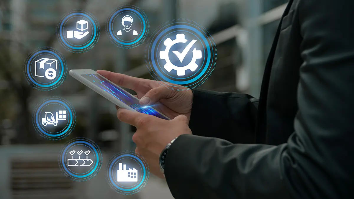 melhor ERP para indústria - pessoa utilizando sistema de gestão em um tablet e sobre a imagem ícones que representam as funcionalidades do ERP