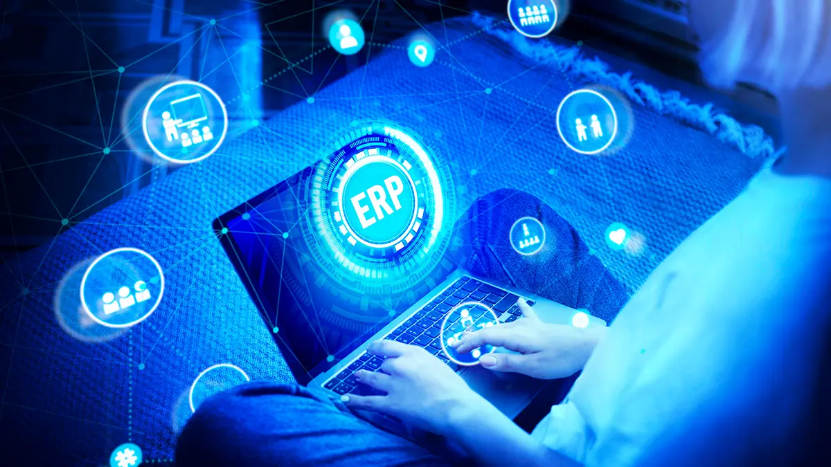 ERP genérico ou especializado - imagem de uma pessoa utilizando um notebook e dele saem hologramas com a sigla ERP e outros ícones.