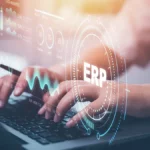 CFOP 5949 - pessoa digitando em um teclado e sobre a imagem dados e a sigla ERP