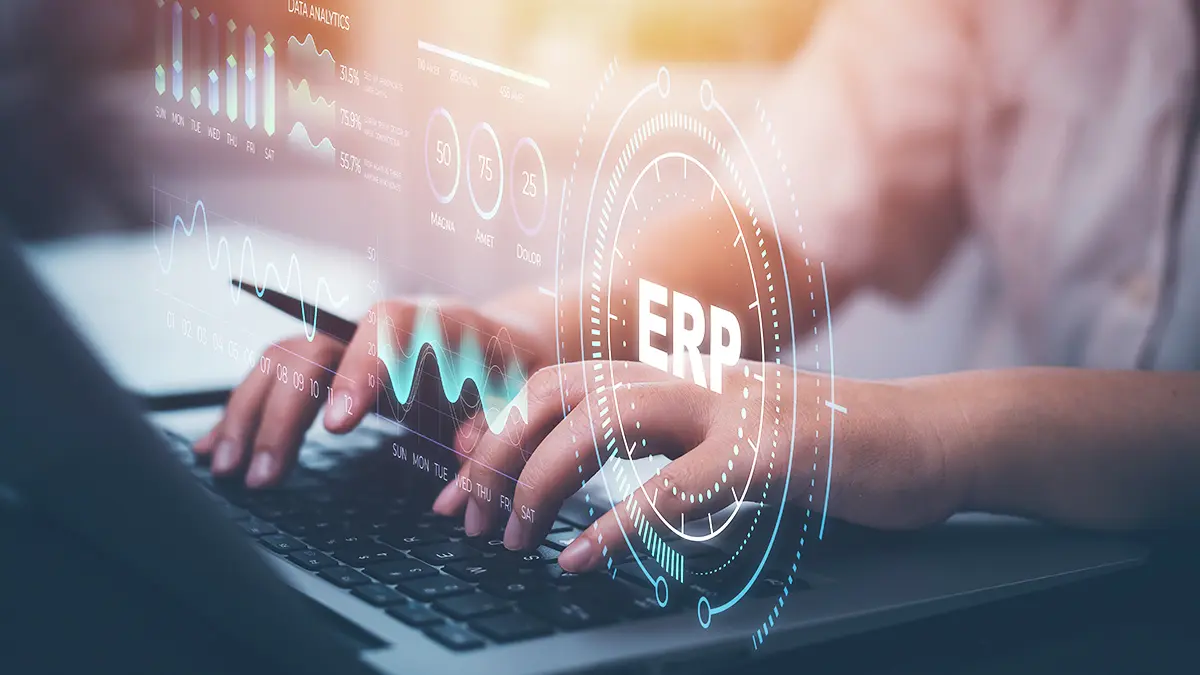 CFOP 5949 - pessoa digitando em um teclado e sobre a imagem dados e a sigla ERP