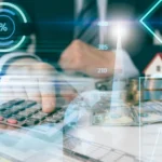 custos industriais - pessoa fazendo cálculos em uma calculadora e sobre a imagem gráficos e dados digitais