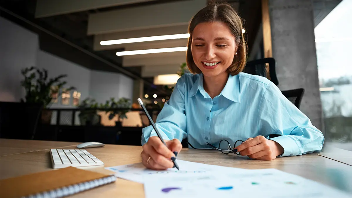 planejamento orçamentário - pessoa avaliando orçamento em uma mesa do escritório