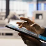 cultura digital na indústria - pessoa utilizando tecnologia em ambiente industrial