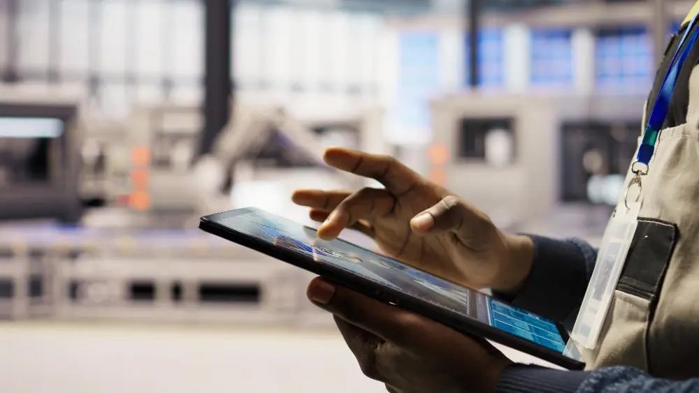 cultura digital na indústria - pessoa utilizando tecnologia em ambiente industrial