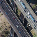 otimização de rotas - imagem vista de cima de rodovias e viadutos onde carros e caminhões passam