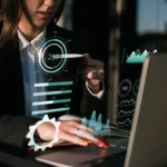 governança de dados - mulher avaliando dados em um notebook