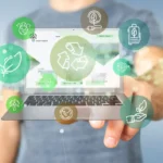 sustentabilidade na cadeia de suprimentos - imagem de uma pessoa apontando para um notebook e sobre ele ícones que representam sustentabilidade e supply chain