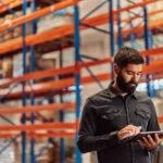 controle de estoque - pessoa avaliando estoque em um armazém industrial