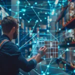 digitalização na logística - homem em um armazém interagindo com uma caixa que está suspensa por hologramas que se conectam demonstrando integração e modernidade na logística