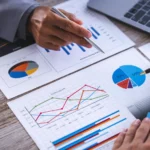 análise de mercado - pessoas avaliando dados em papéis