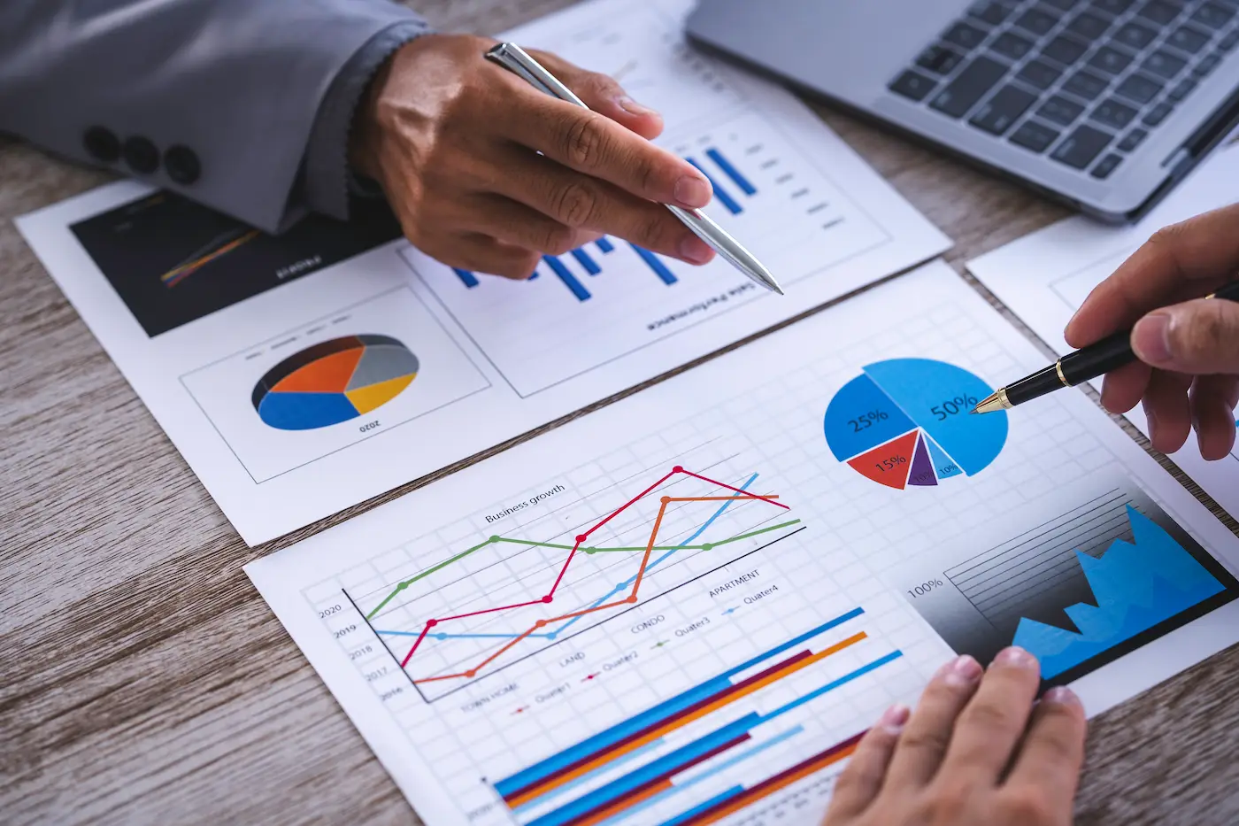 análise de mercado - pessoas avaliando dados em papéis