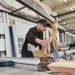 retrabalho na indústria moveleira - homem trabalhando na fabricação de móveis