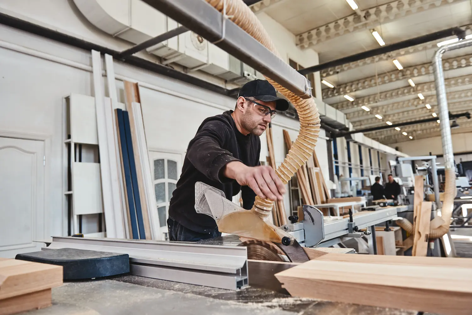 retrabalho na indústria moveleira - homem trabalhando na fabricação de móveis